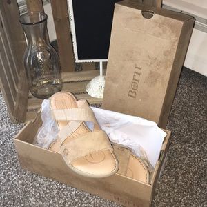 BORN women sandals Size 8M